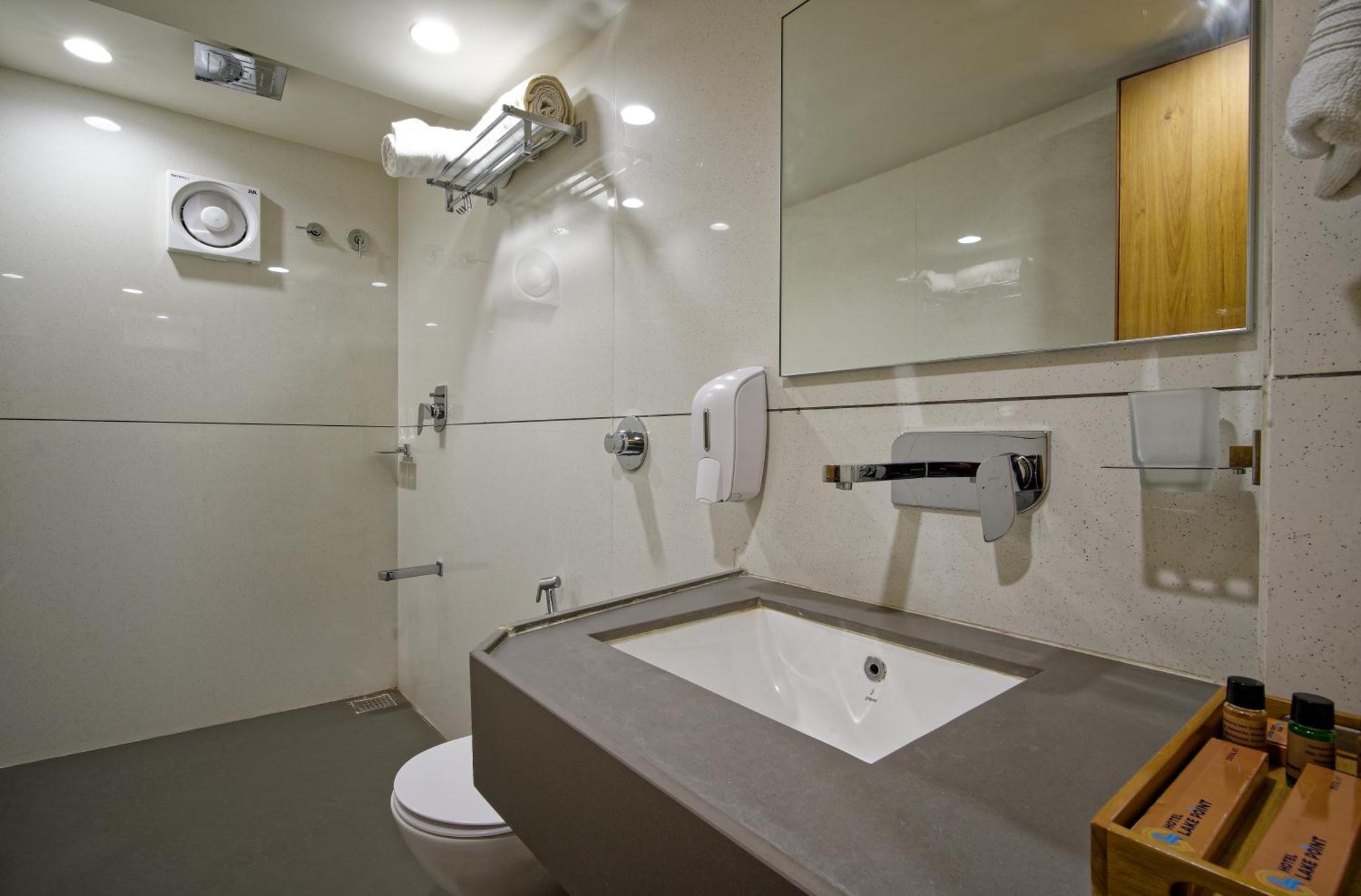 Hotel Lake Point Ahmedabad Luaran gambar