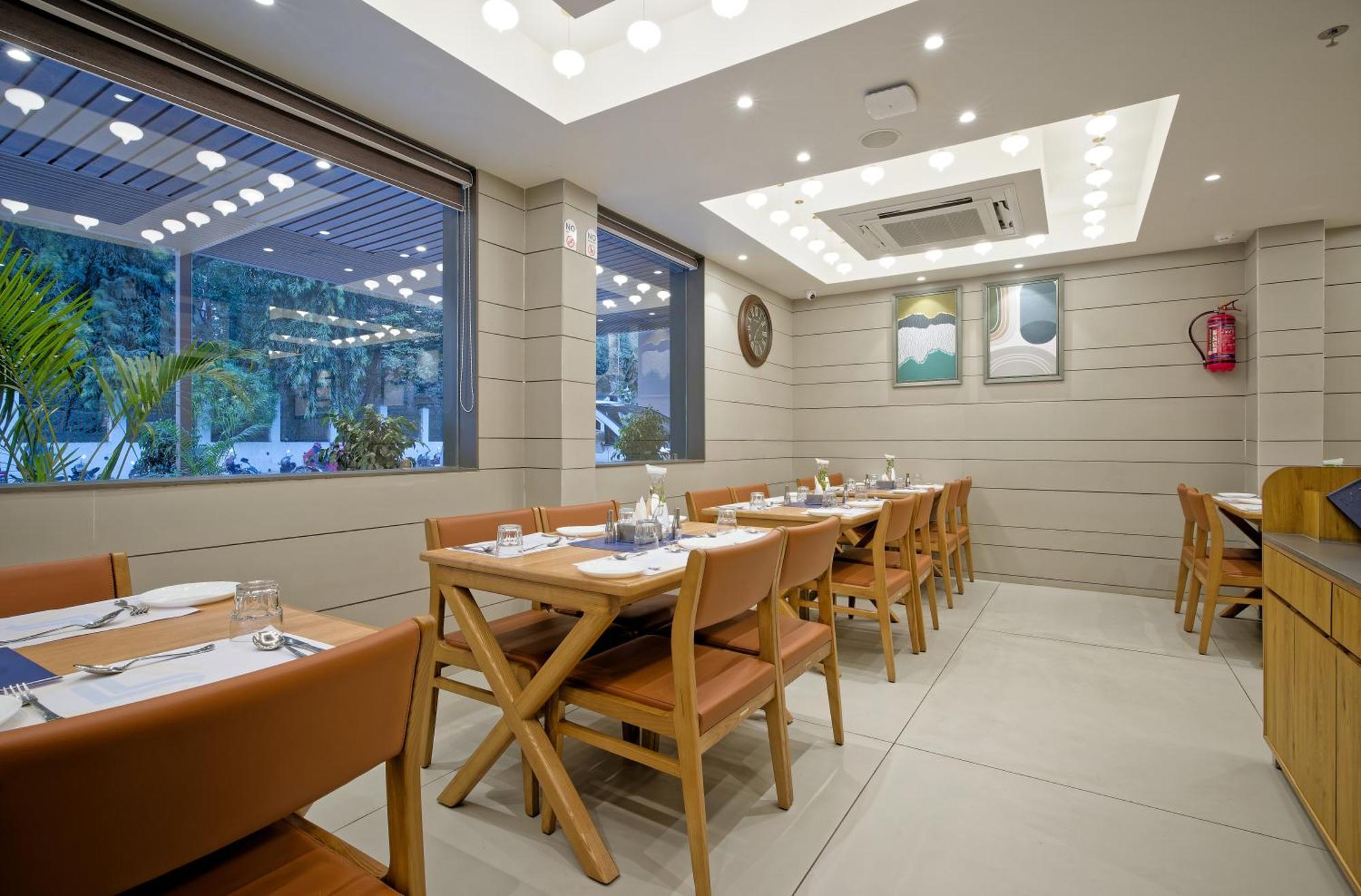 Hotel Lake Point Ahmedabad Luaran gambar